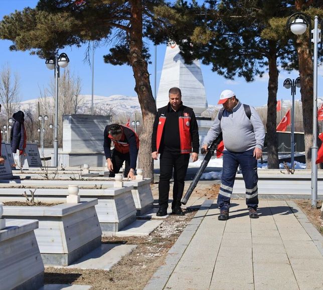 Erzincan'da şehit mezarlarında bakım ve onarım çalışması yapıldı