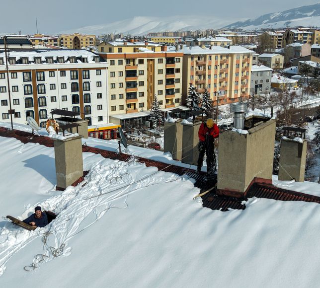 Erzurum'da kışın çatılardaki tehlikeye karşı profesyonel dağcılar 'buz timi' kurdu