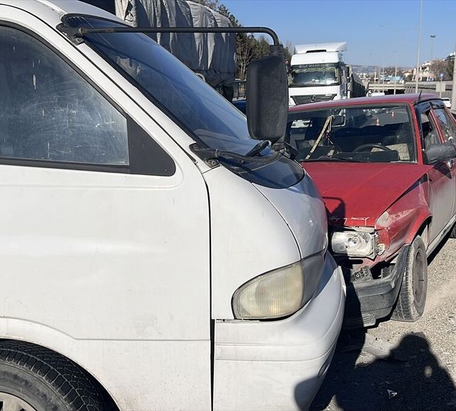 Eskişehir'de minibüsle çarpışan otomobilin hamile sürücüsü yaralandı