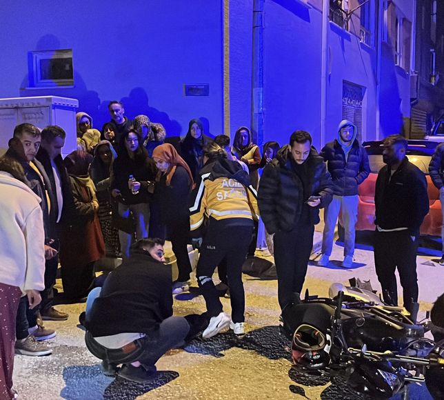 Eskişehir'de otomobille çarpışan motosikletteki 2 kişi yaralandı