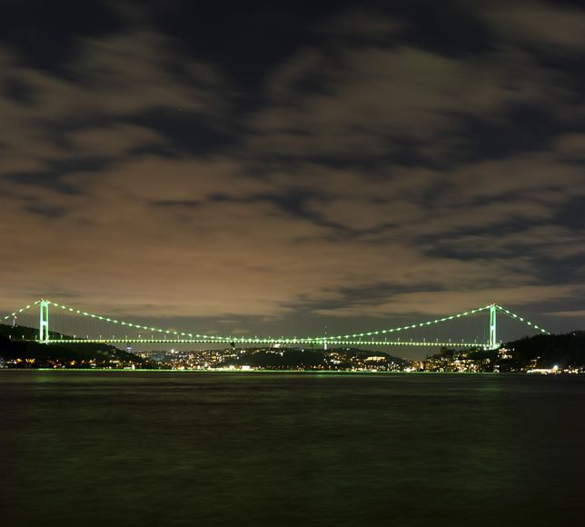 Fatih Sultan Mehmet Köprüsü 'Yeşilay Haftası' için ışıklandırıldı