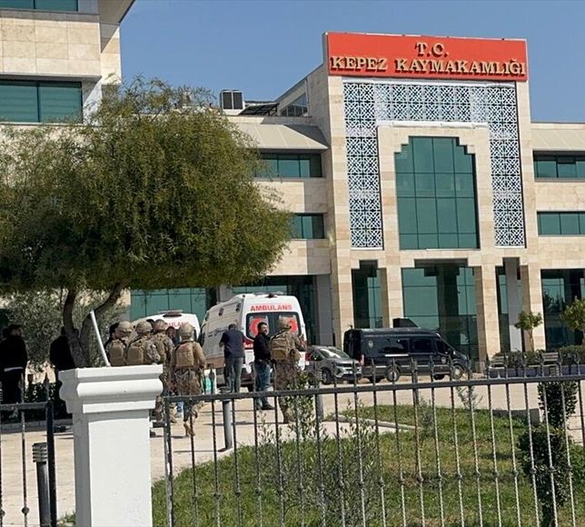 GÜNCELLEME 2 - Antalya'da Kepez Hükümet Konağı'nda silahla ateş eden kişi teslim oldu
