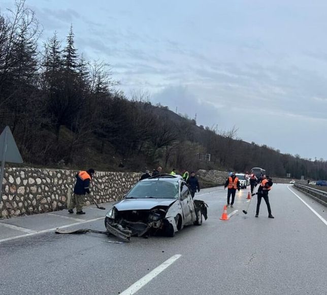 GÜNCELLEME - Amasya'da refüje çarpan otomobildeki 1 kişi öldü, 3 kişi yaralandı