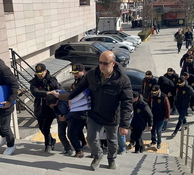 (GÜNCELLEME) Eskişehir merkezli operasyonda lüks araçları parçalayıp sattıkları iddiasıyla yakalanan zanlılardan 4'ü tutuklandı