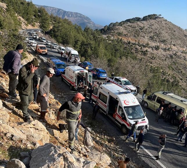GÜNCELLEME - Mersin'de tarım işçilerini taşıyan minibüsün şarampole devrilmesi sonucu 3 kişi öldü, 11 kişi yaralandı