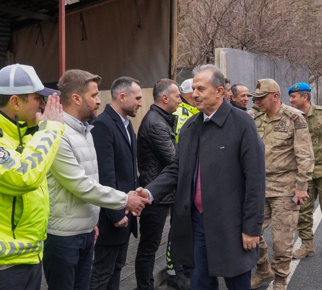 Hakkari Valisi Taşyapan, emniyet ve jandarma personeliyle bayramlaştı