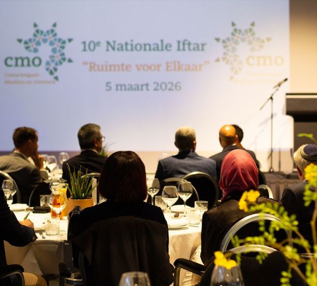 Hollanda'da Müslümanlar ve farklı dini toplulukların temsilcileri iftarda buluştu