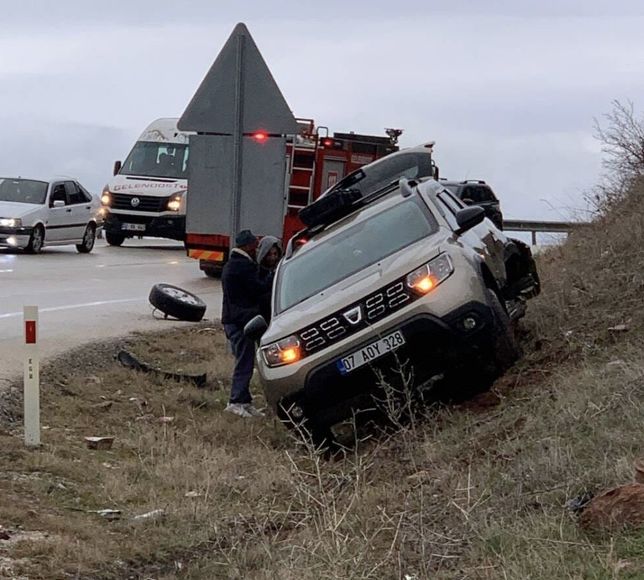 Isparta'da üç otomobilin karıştığı kazada 8 kişi yaralandı