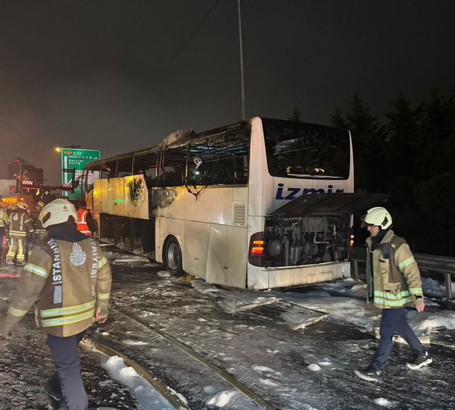 İstanbul'da seyir halindeki şehirlerarası yolcu otobüsünde çıkan yangın söndürüldü