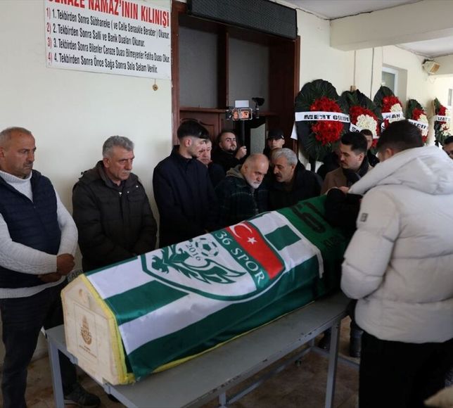 İstanbul'da silahlı saldırıda ölen futbolcunun cenazesi Sakarya'da toprağa verildi