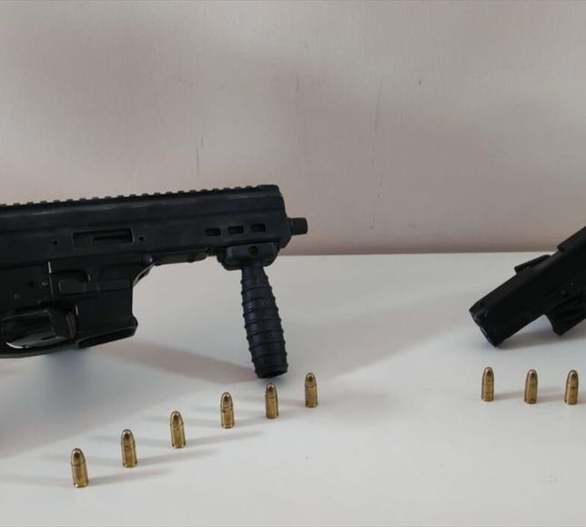 İzmir'de 2 kişiyi silahla yaralayarak 550 bin lirasını gasbeden 2 şüpheli tutuklandı