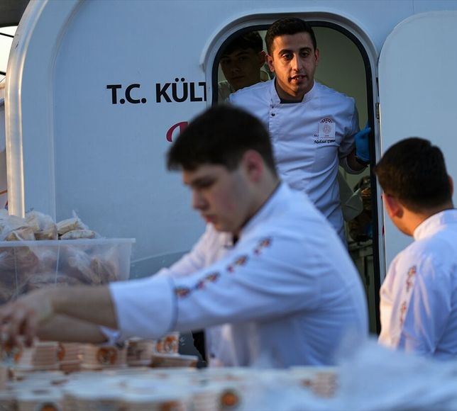 İzmir'de lise öğrencileri iftara yetişemeyenlere kendi yaptıkları yemekleri dağıttı