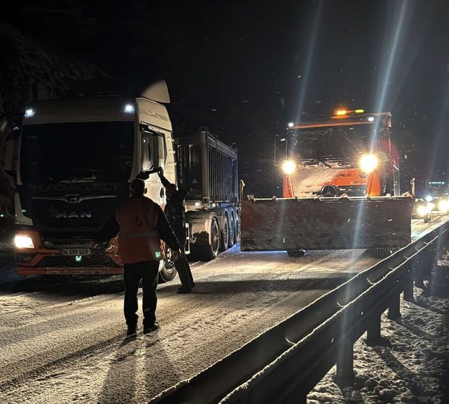 Kastamonu'da etkili olan kar ulaşımda aksamalara yol açtı