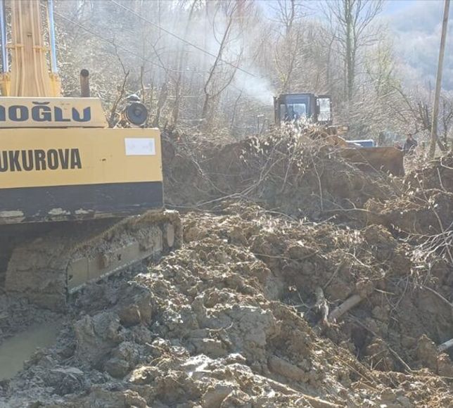 Kastamonu'da heyelan nedeniyle kapanan köy yolu ekiplerin çalışmasıyla ulaşıma açıldı