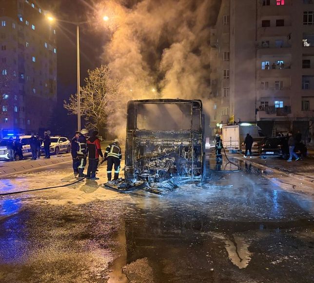 Kayseri'de seyir halindeyken yanan özel halk otobüsü kullanılamaz hale geldi