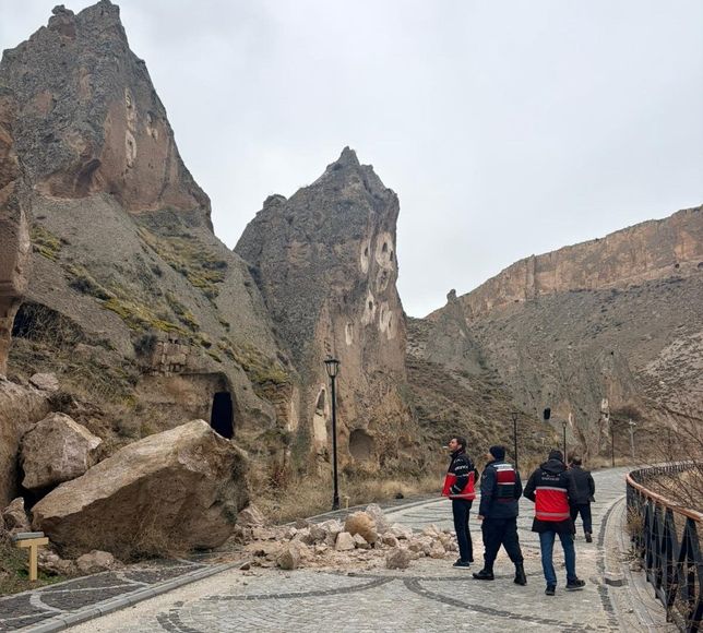 Kayseri'deki Soğanlı Vadisi'nde kaya kopması yaşanan alanda çalışma başlatıldı