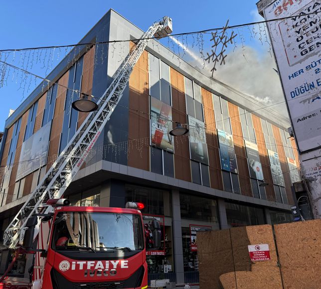 Kocaeli'de iş merkezinin deposunda çıkan yangın söndürüldü