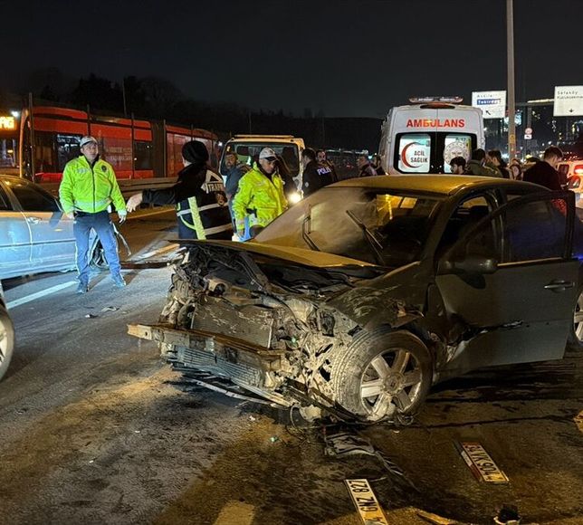 Küçükçekmece'de zincirleme kazada 1 kişi yaralandı