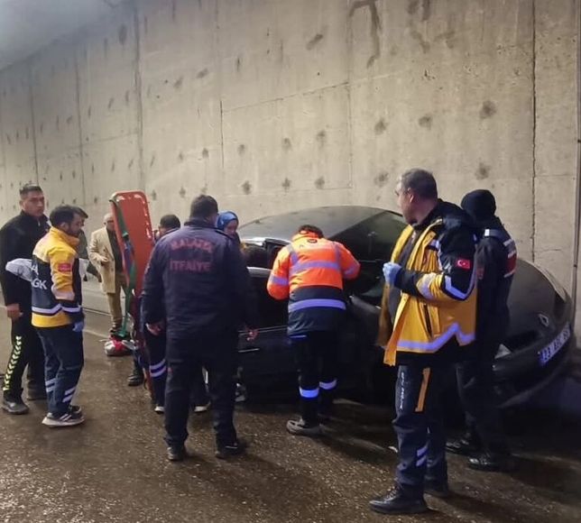 Malatya'da tünel içinde kaldırıma çarpan otomobildeki 3 kişi yaralandı