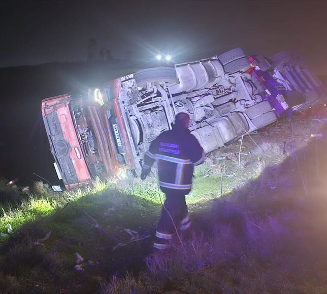 Mardin'de devrilen tırın sürücüsü yaralandı