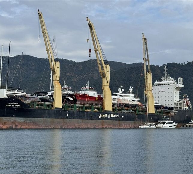 Marmaris'e kargo gemisiyle lüks motor yatlar getirildi