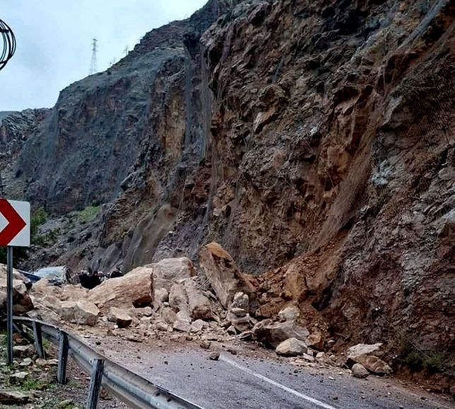 Mersin-Antalya kara yolunda heyelan meydana geldi
