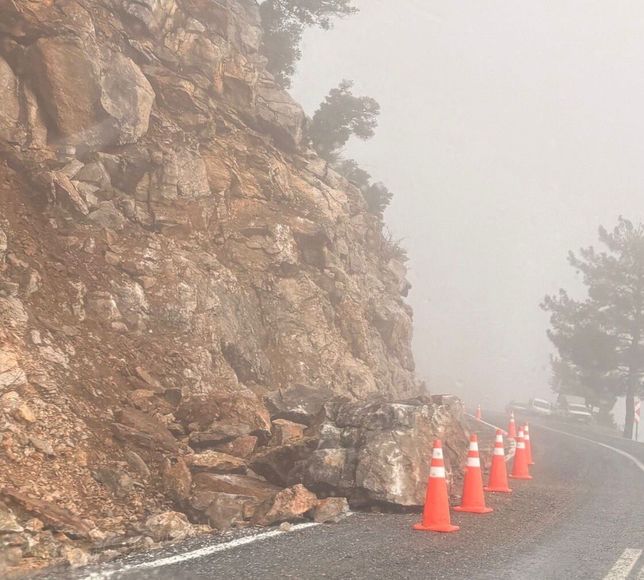 Mersin'de kar ve sağanak hayatı olumsuz etkiledi