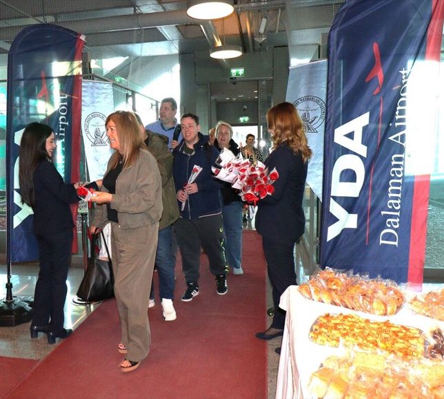 Muğla'ya İngiltere'den gelen sezonun ilk turist kafilesi çiçeklerle karşılandı