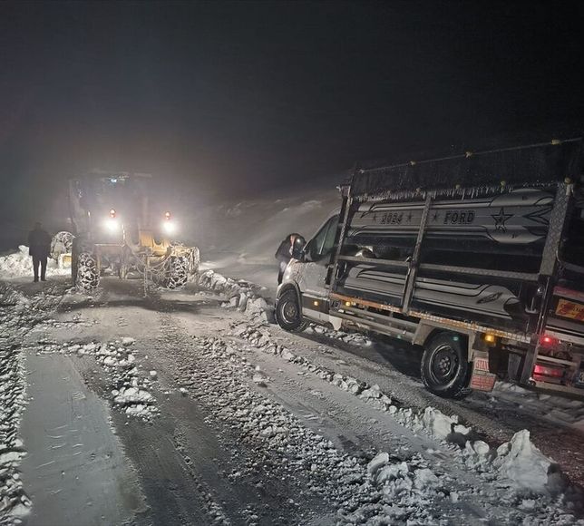 Muş'ta kar nedeniyle araçlarıyla yolda mahsur kalanlar ekiplerce kurtarıldı