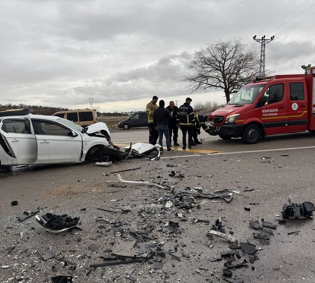 Nevşehir'de üç aracın karıştığı kazada 2 kişi öldü, 7 kişi yaralandı
