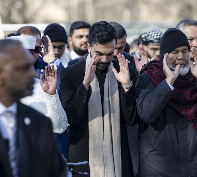 New York Belediye Başkanı Mamdani, görevdeki ilk bayram namazını kıldı