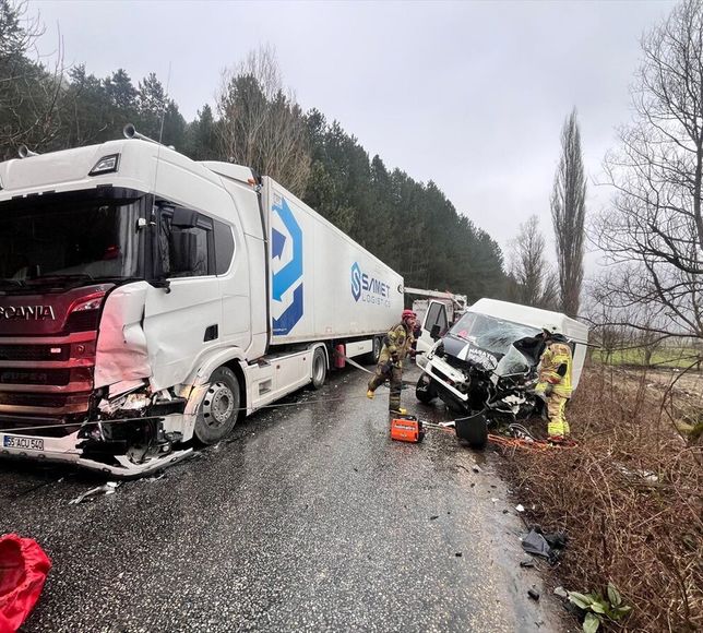 Ödemiş'te tırla çarpışan minibüsteki 2 kişi yaralandı