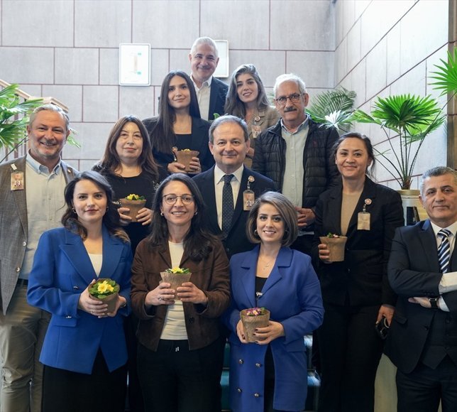 PMD'den, 8 Mart Dünya Kadınlar Günü dolayısıyla kadın parlamento muhabirlerine çiçek