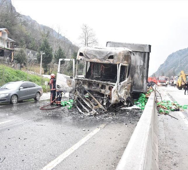 Sakarya'da 3 aracın karıştığı trafik kazasında 2 kişi yaralandı