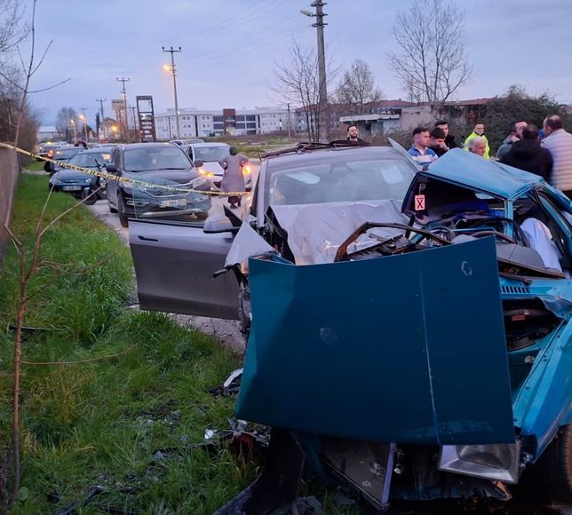 Sakarya'da otomobil ile SUV tipi aracın çarpıştığı kazada 1 kişi öldü
