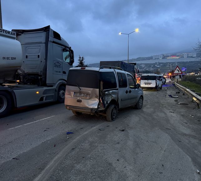 Samsun'da freni boşalan tırın 4 araca çarpması sonucu 6 kişi yaralandı