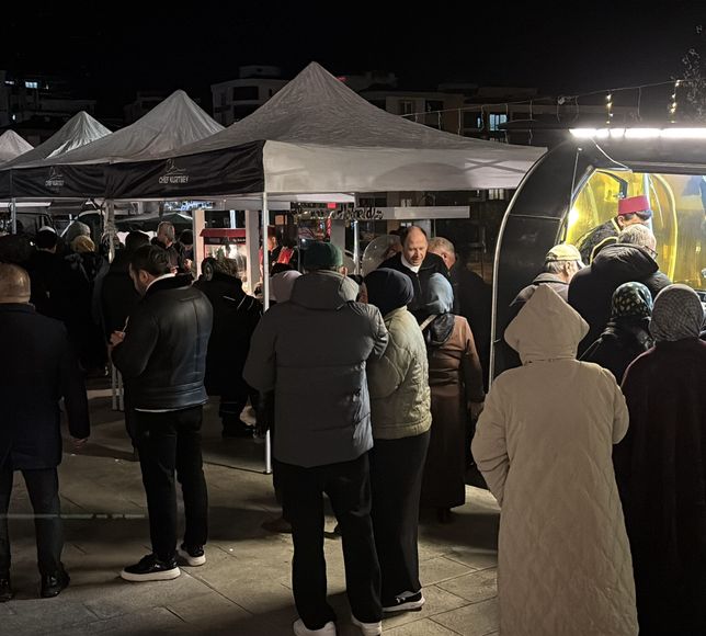 Samsun'da teravih namazı sonrası vatandaşlara ikramda bulunuldu