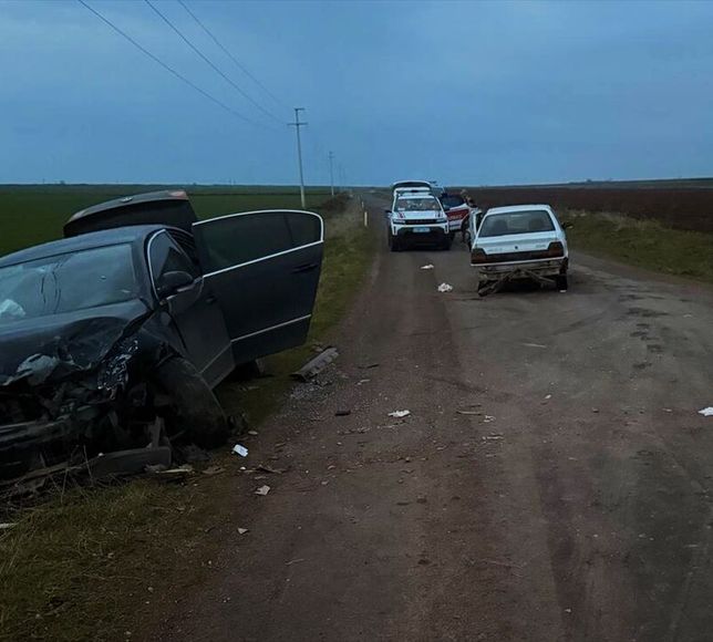 Şanlıurfa'da iki otomobilin çarpışması sonucu 3 kişi yaralandı