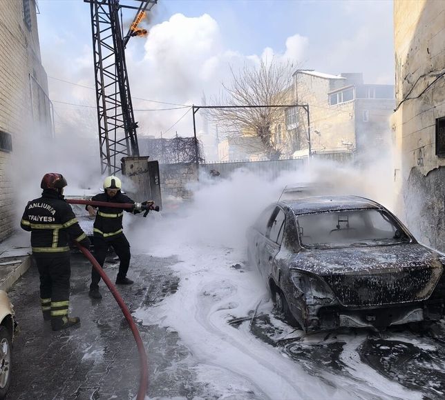 Şanlıurfa'da trafo yangınında 4 araç hasar gördü