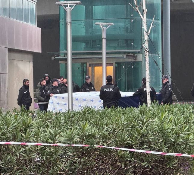 Sarıyer'de yüksekten düşerek ölen yapımcı Köse'nin cenazesi Adli Tıp Kurumu'na kaldırıldı