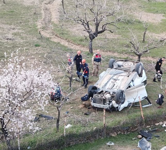 Siirt'te devrilen hafif ticari araçtaki baba ve kızı hayatını kaybetti