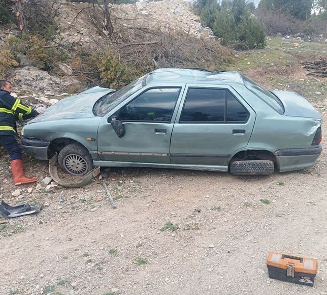 Sinop'ta devrilen otomobildeki iki kişi yaralandı