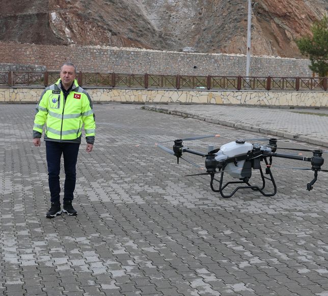 Sivas Belediyesi kenelere ve haşerelere karşı dronla ilaçlama yaptı