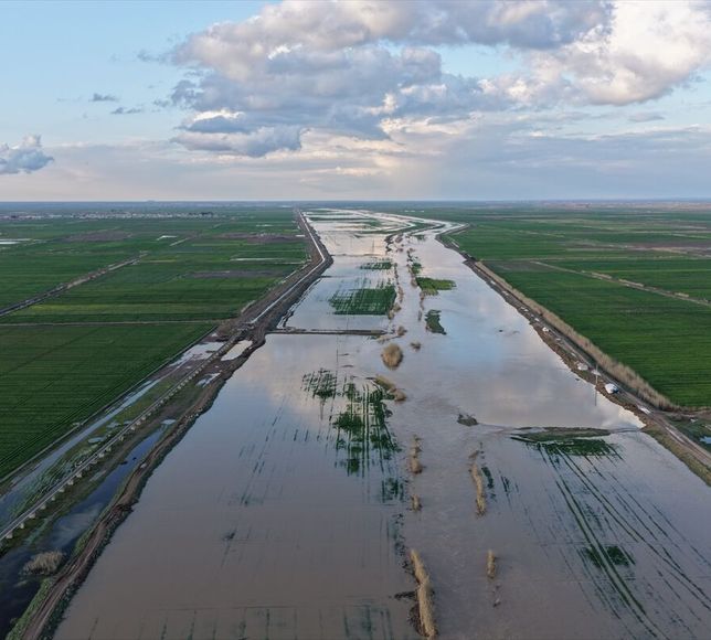 Suriye'nin Rakka vilayetinde aşırı yağışlar nedeniyle nehrin taşması sonucu araziler su altında kaldı