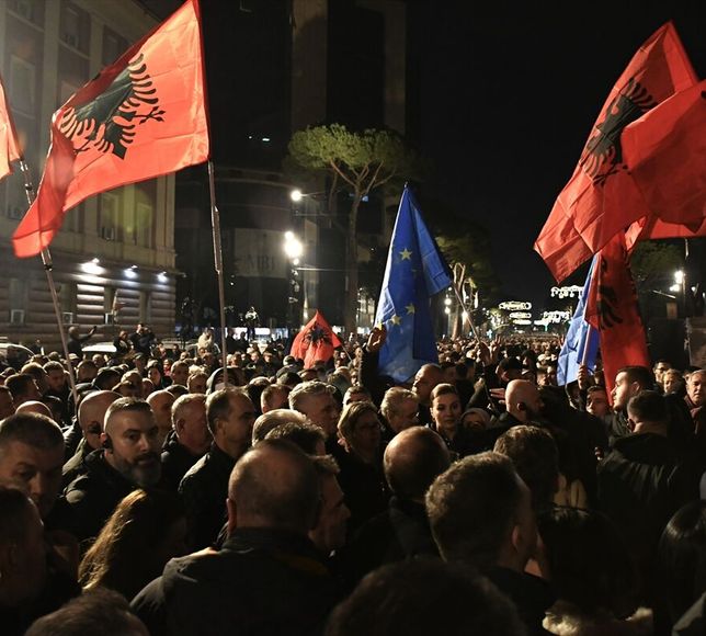 Tiran'da binlerce kişi Rama hükümetinin istifasını istedi