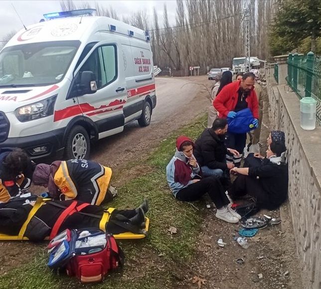 Tokat'ta elektrik direğine çarpan otomobildeki 4 kişi yaralandı