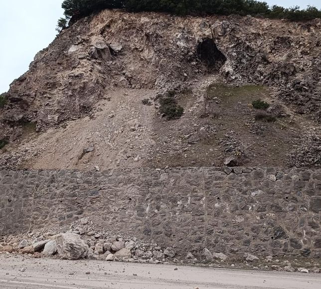 Tokat'ta kaya parçalarının düştüğü yolda ulaşım kontrollü sağlanıyor