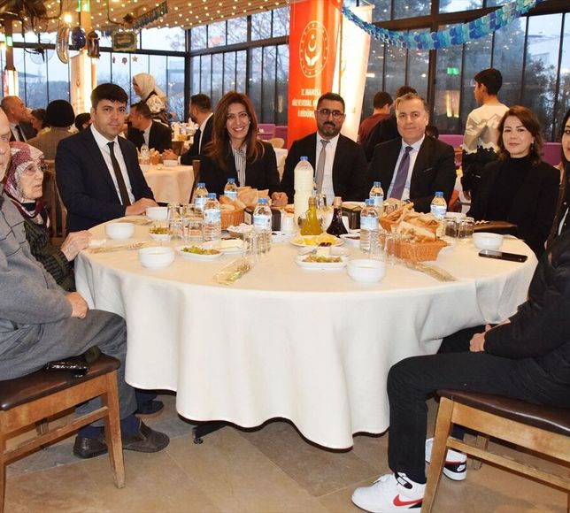 Turgutlu'da çocuklar ve huzurevi sakinleri iftarda buluştu