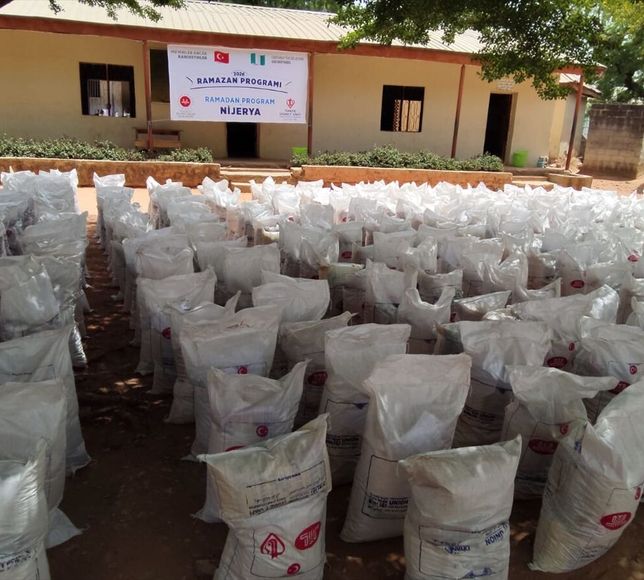 Türkiye Diyanet Vakfı, Nijerya'da ihtiyaç sahiplerine gıda kolisi dağıttı