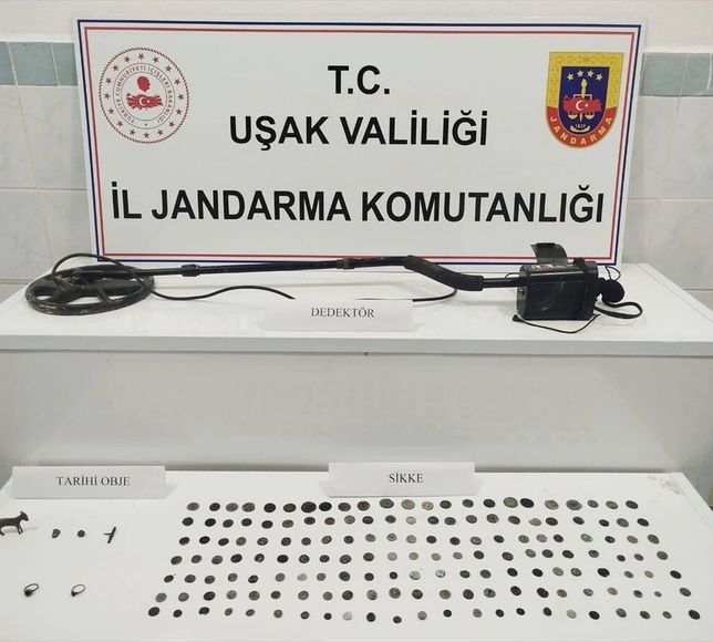 Uşak'ta bir evde 161 sikke ele geçirildi
